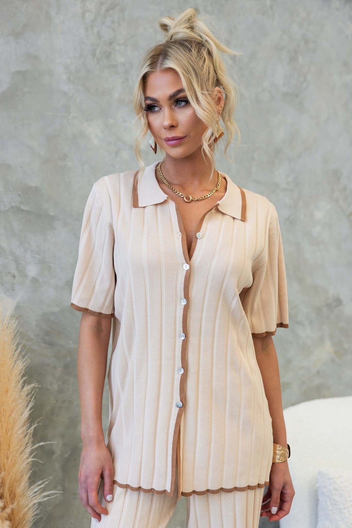 Jodie Shirt in ribbed knit, button-up style with a casual fit, featuring a beige color and short sleeves.