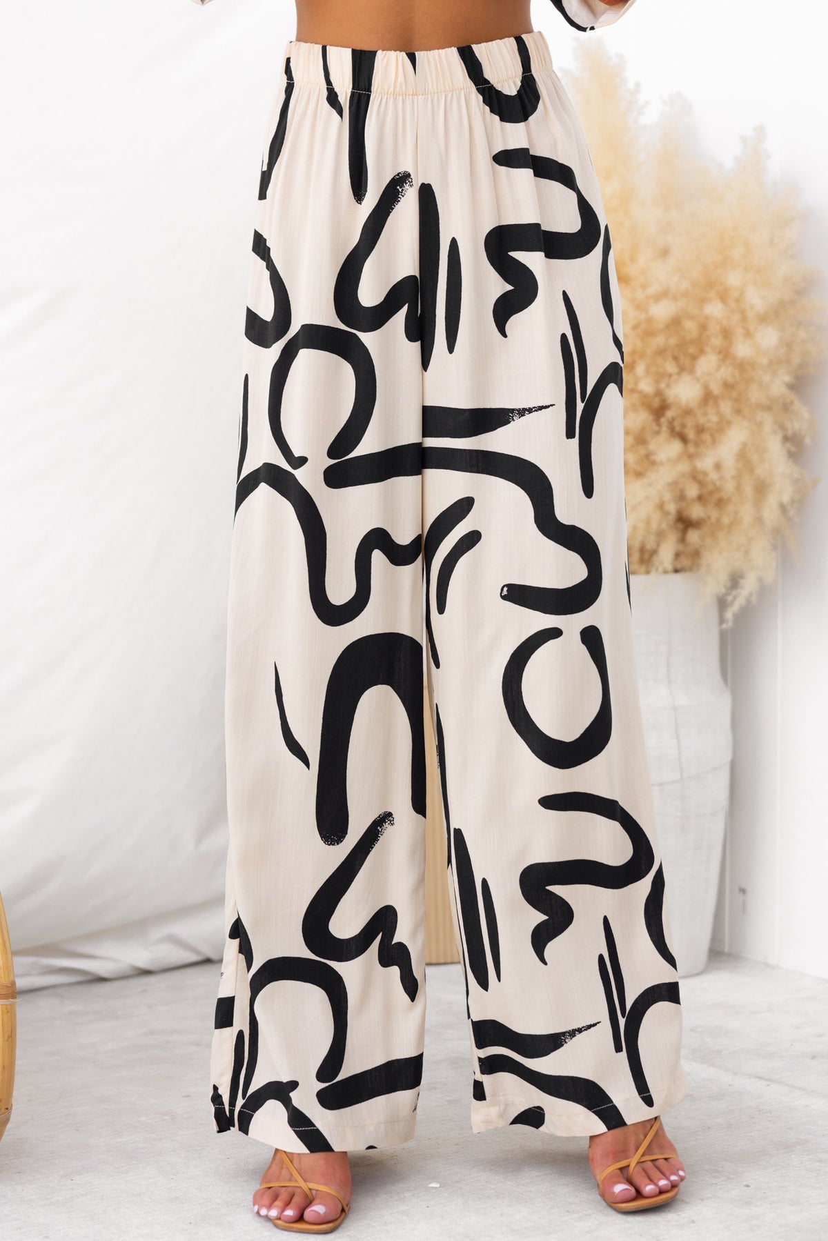 Arwen Set abstract print pants with mid-high waist and elastic waistband, perfect for a stylish and comfortable look.