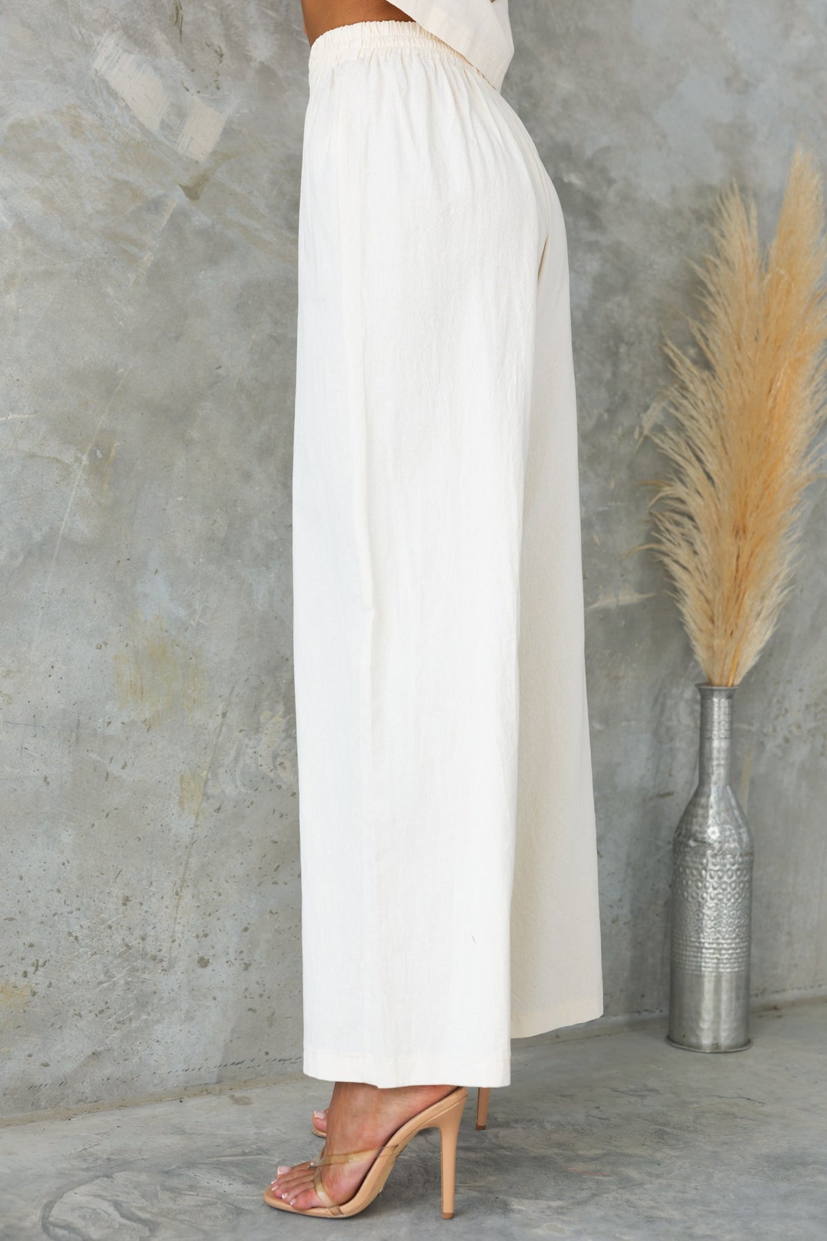 Vesper Pants: Mid-high waist, elastic waistband, cotton fabric, perfect for casual and stylish looks.