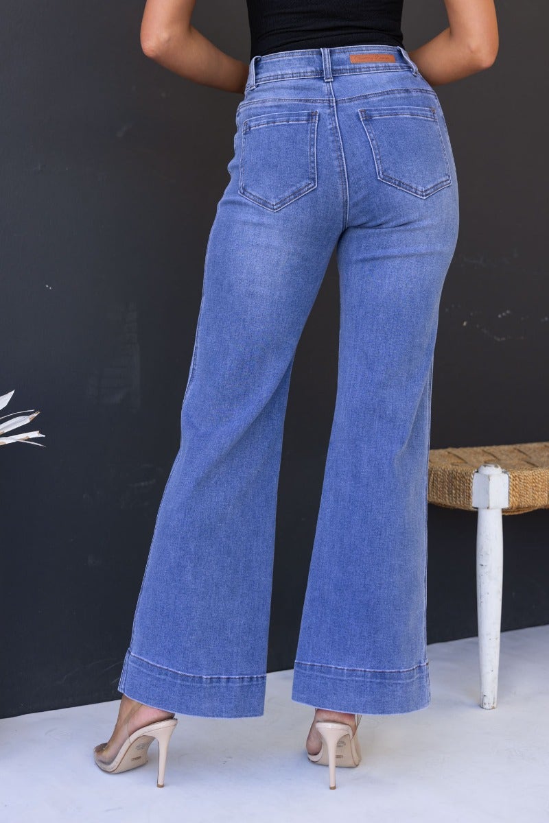 Stylish Lane Jeans with mid-high waist, featuring a relaxed fit and pockets, perfect for any casual occasion.