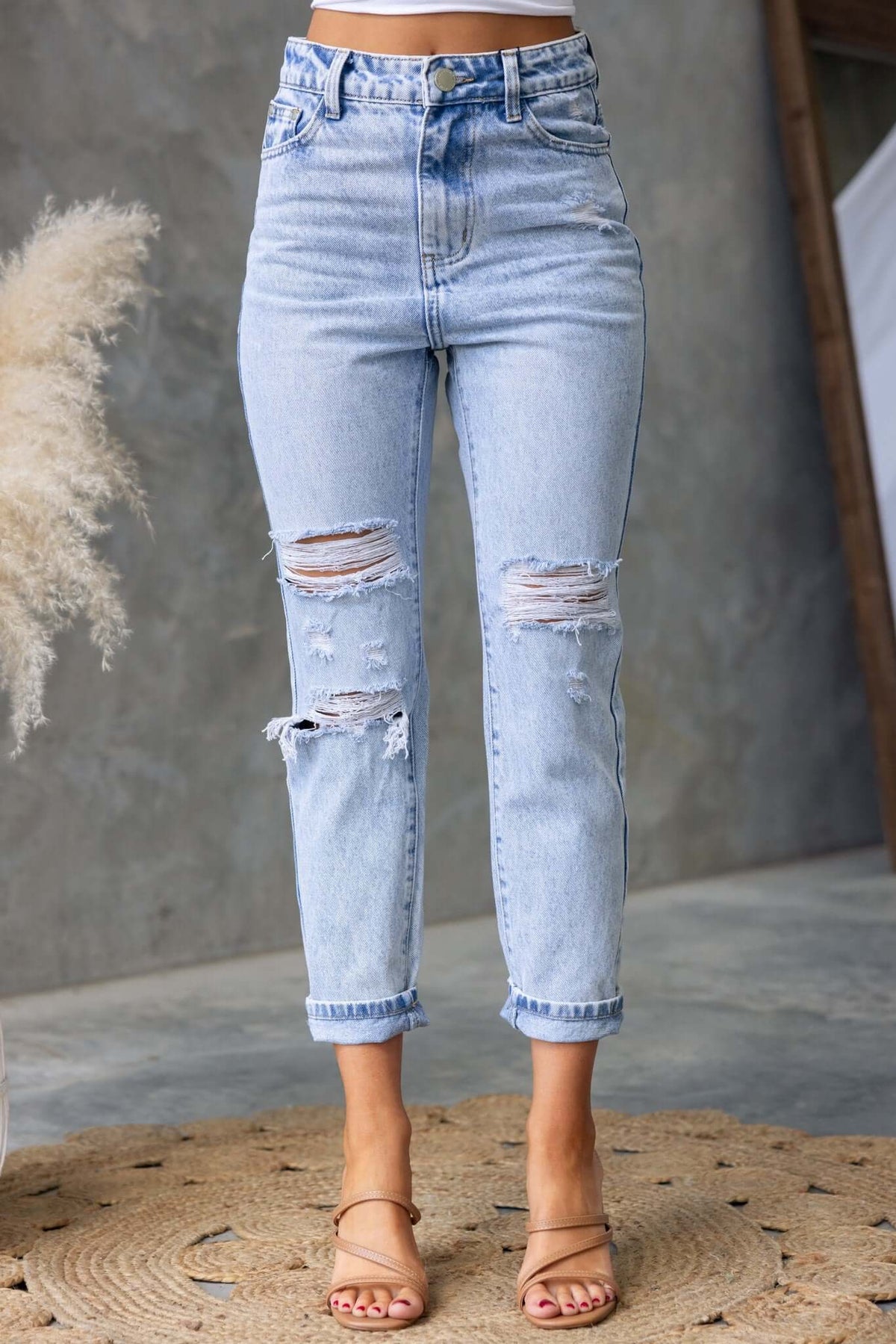 Niles Jeans featuring a mid-high waist, distressed details, and a light wash in a relaxed fit.