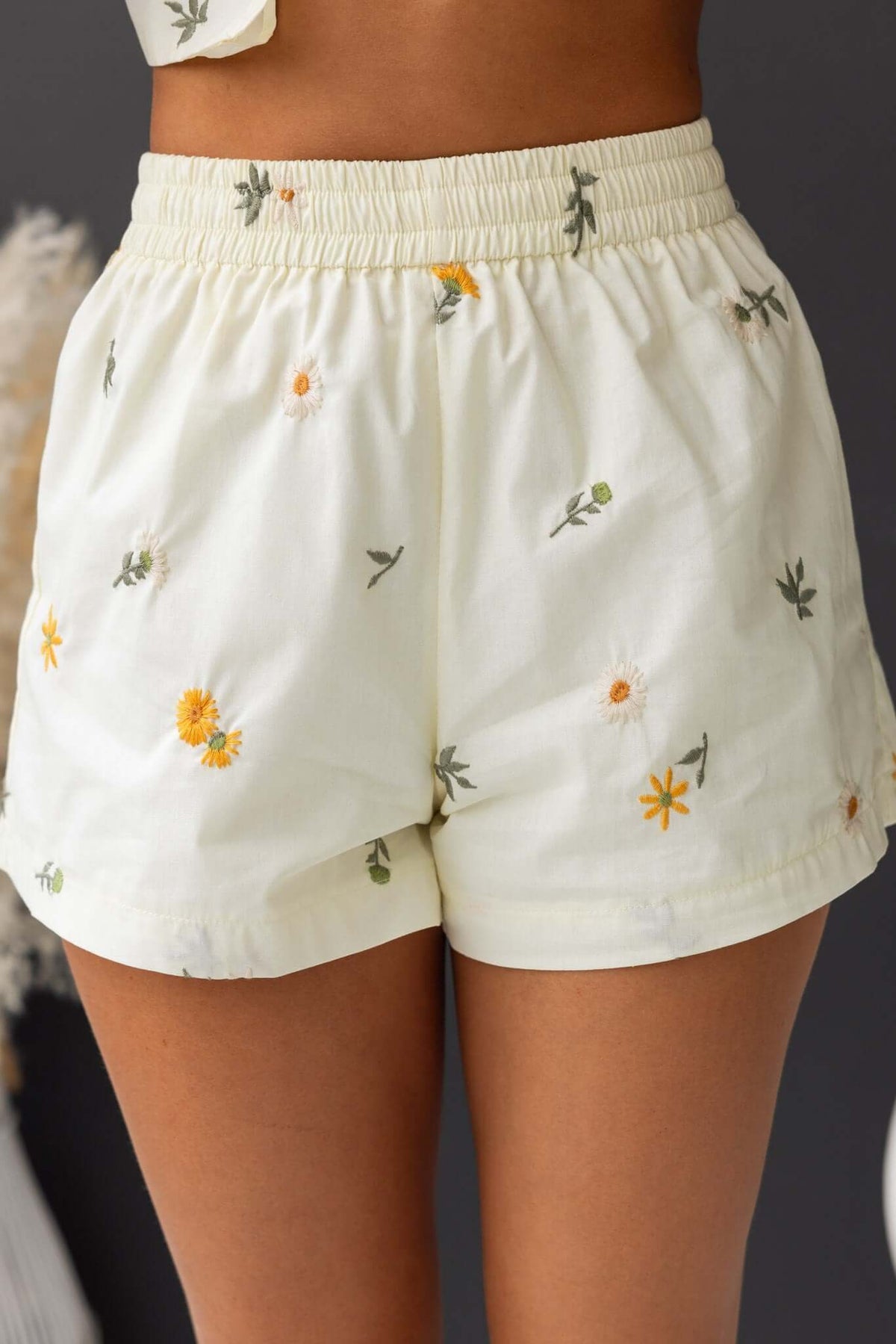 Tori Shorts with floral embroidery, featuring a mid-high waist and elastic waistband. Ideal for casual wear.