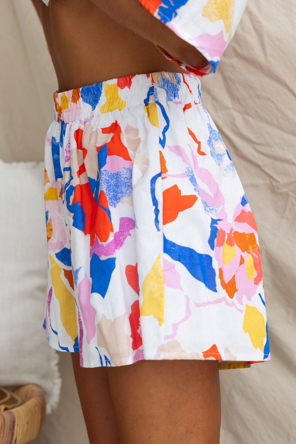 Colorful floral print Bonito shorts with elastic waistband, showcasing a mid-high waist fit and cotton feel.