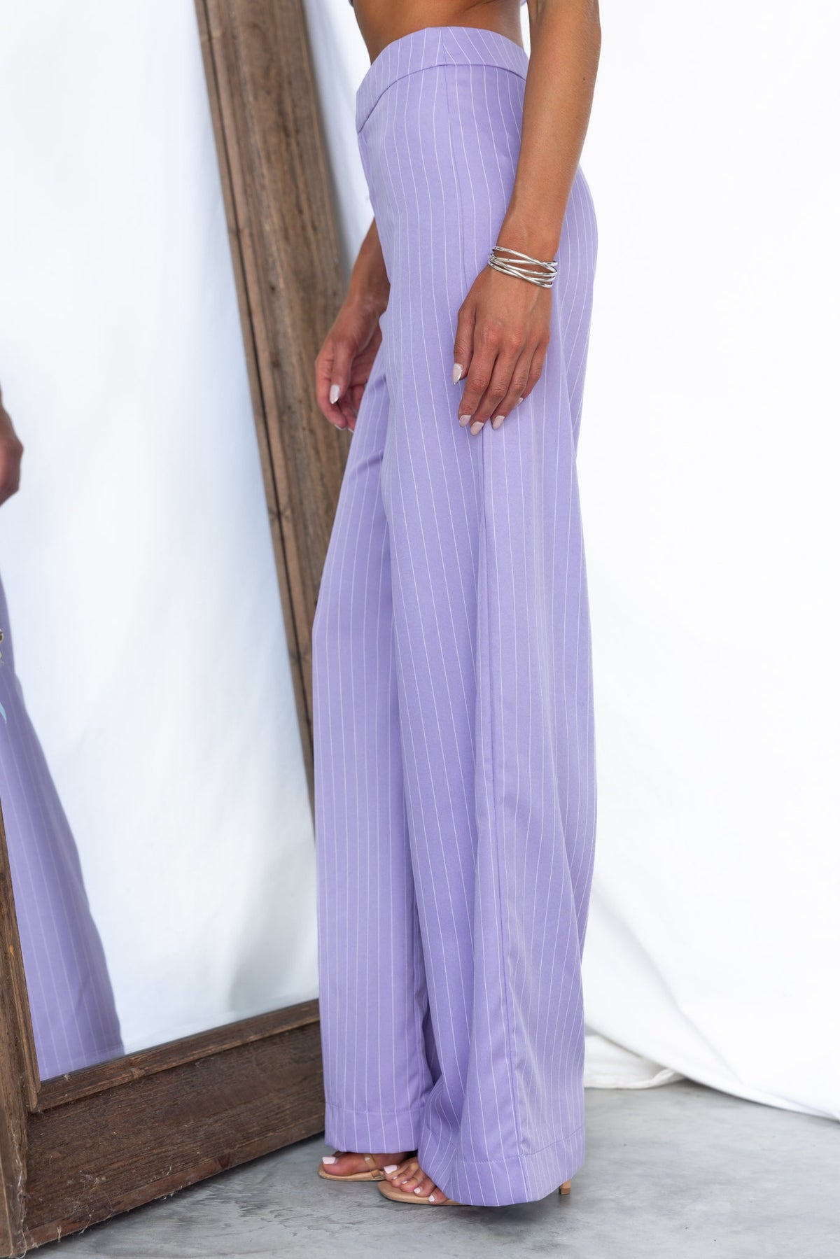 Side view of Silvia pants in lavender, featuring a mid-high waist and wide-leg design, perfect for a stylish look.