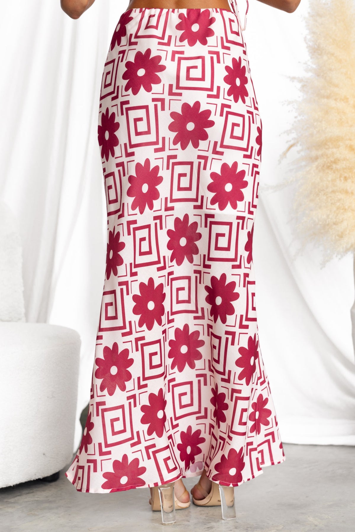 Solani Maxi Skirt with pink floral pattern, featuring a mid-high waist and elastic waistband for a stylish fit.