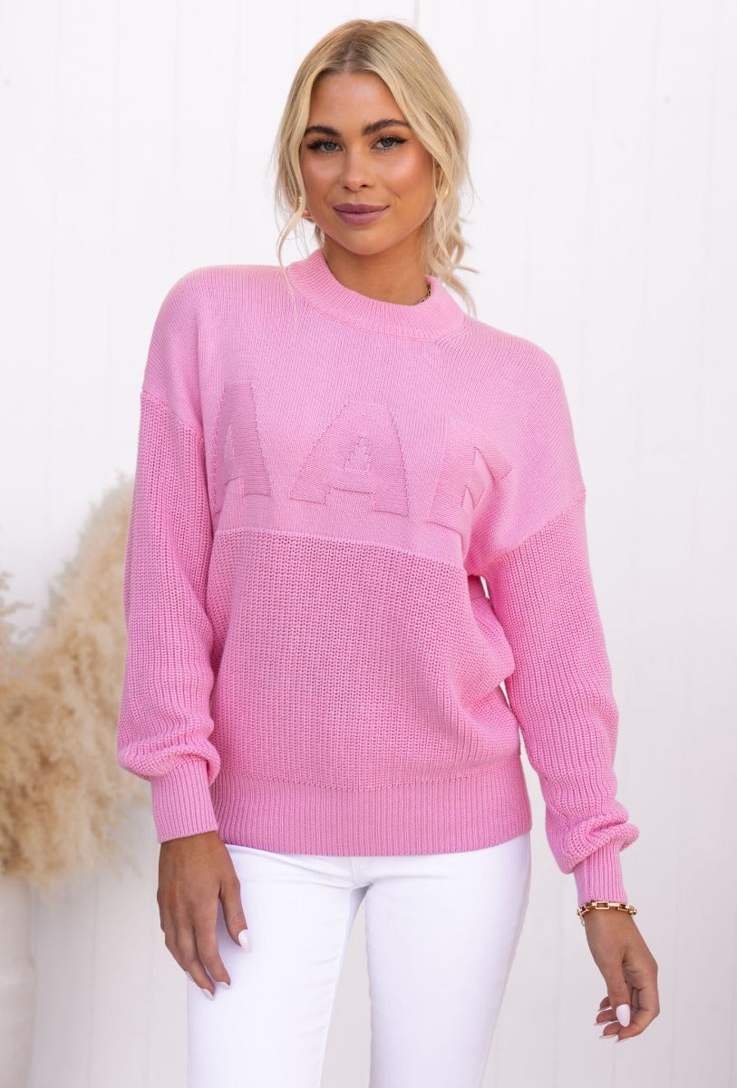 Raymer Jumper in pink with embossed AAE logo, round neckline, standard fit, model wearing size 6/XS.