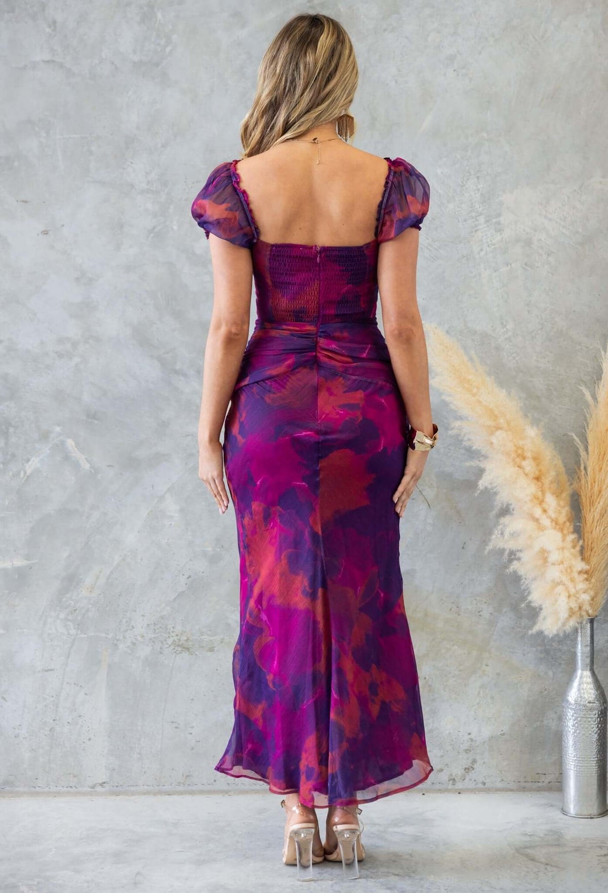Back view of Qoralee Midi Dress in floral print, featuring puff sleeves and a fitted silhouette.