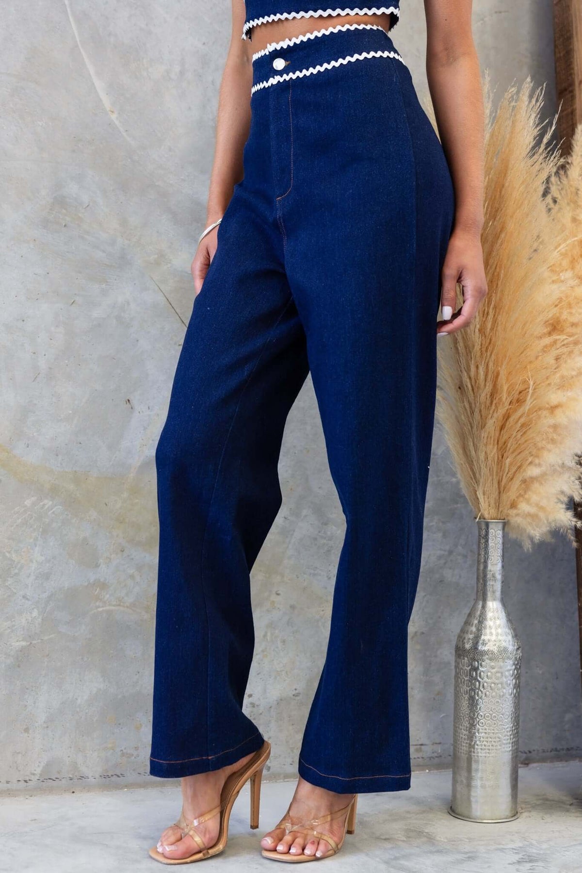 Favara Jeans: High-waisted denim jeans with a relaxed fit, perfect for style and comfort.