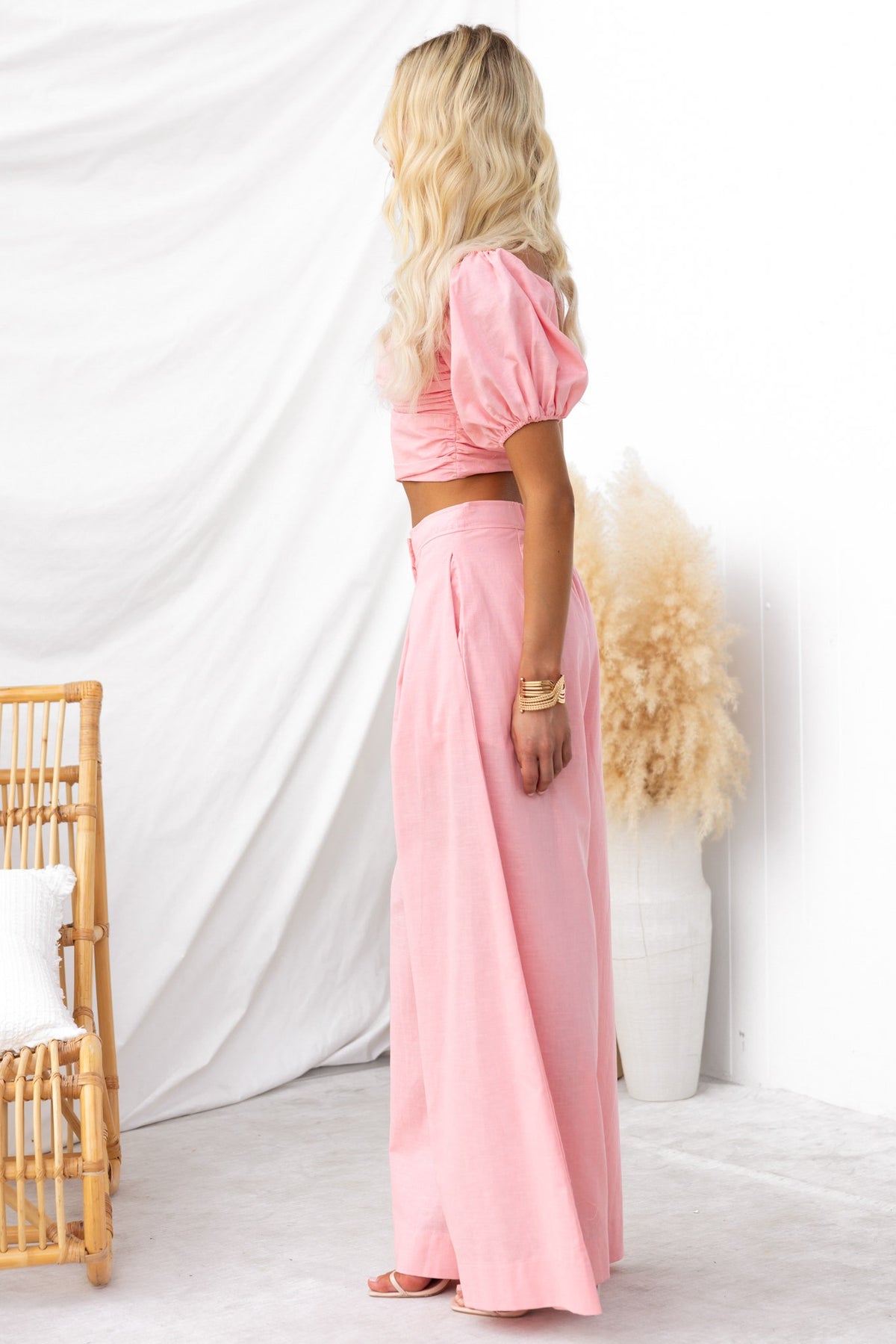 Cayson Set in pink, featuring a puff-sleeve top and mid-high waist pants with an elegant linen look.