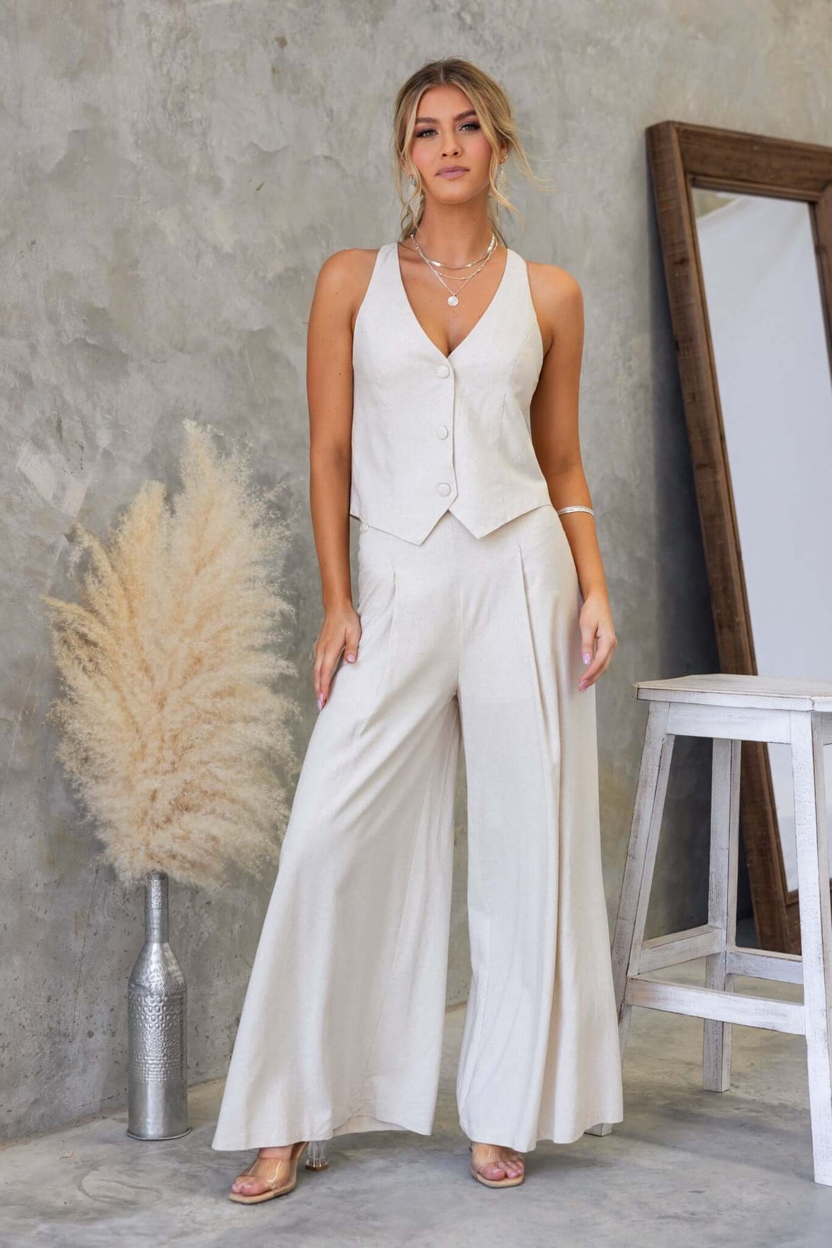 Urbanne Set featuring a stylish vest with button-up front and wide-leg linen pants, perfect for chic occasions.