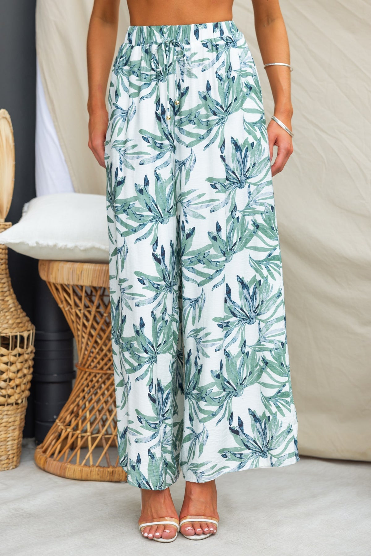 Lavina Pants: Floral print, mid-high waist, elastic waistband with pockets, perfect for summer styling.