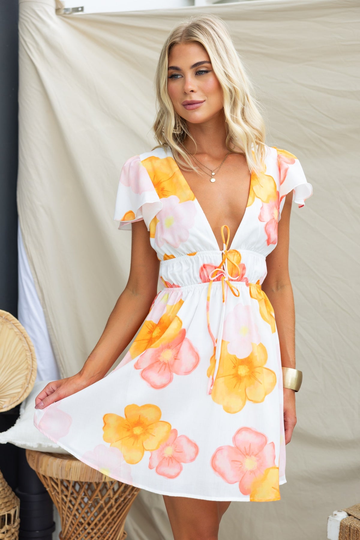 Floral Milene Dress with V-neckline and tie detail, featuring a relaxed fit and elastic waistband.