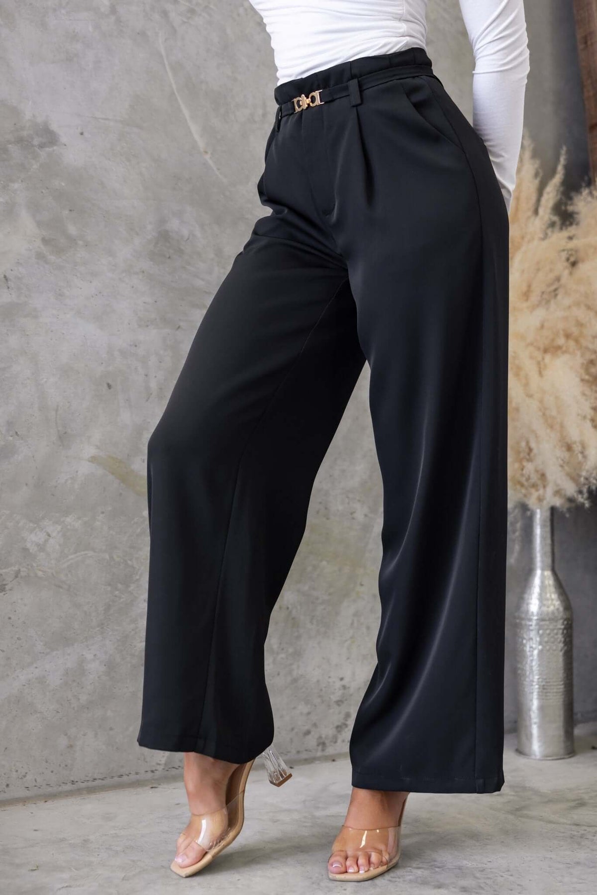 Hammond Pants: stylish black mid-high waist trousers with removable belt and pockets, featuring a standard fit.