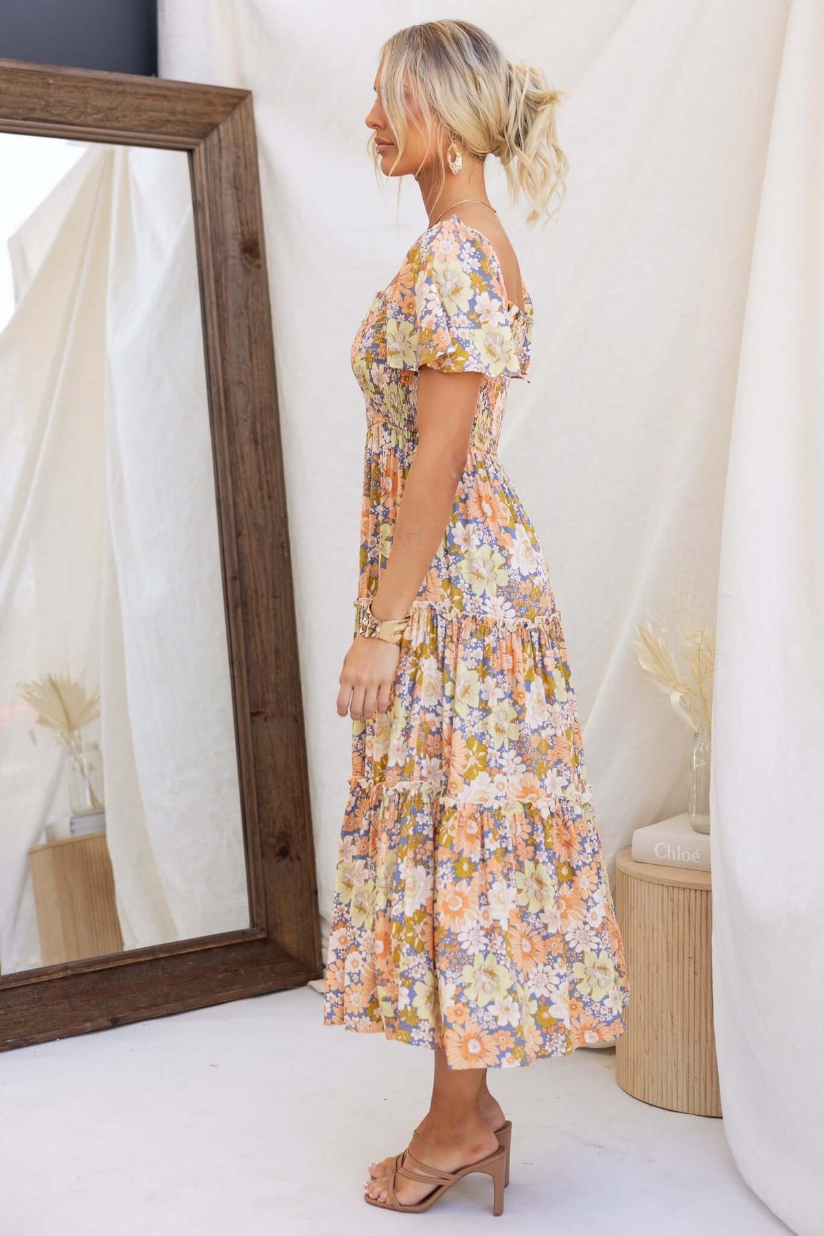 Nostalgic maxi dress featuring a floral print, elastic bodice, and pockets, perfect for casual outings.
