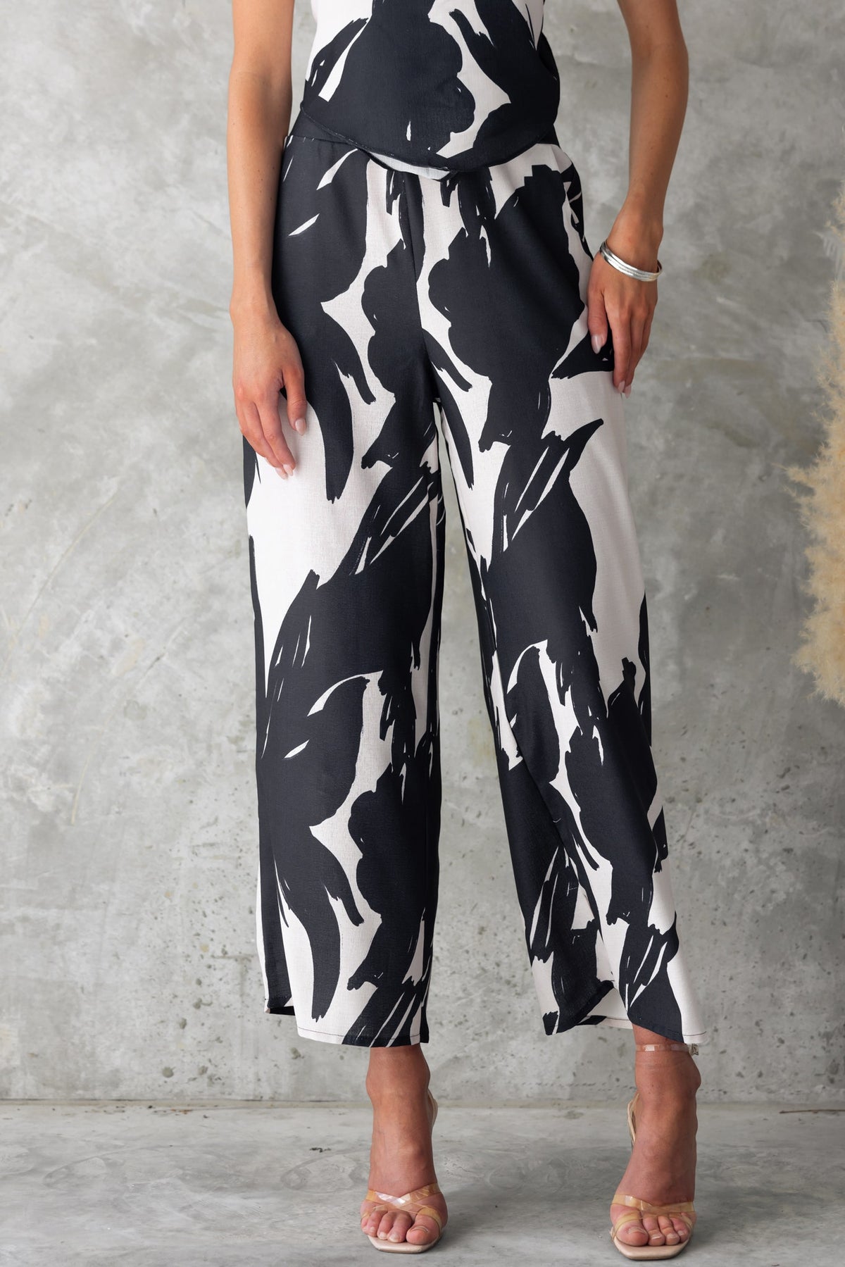 Yanna Pants: Black and white print, mid-high waist, elastic waistband, stylish and comfortable fit, perfect for casual wear.