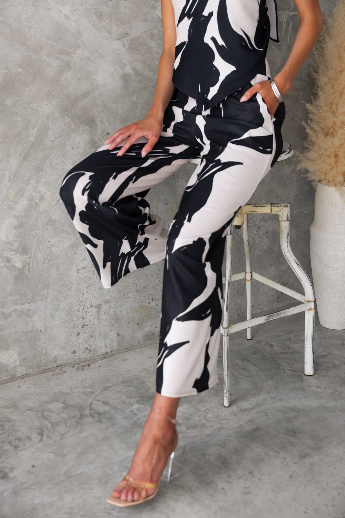 Yanna Pants featuring black and white print, mid-high waist fit, with side pockets and a linen look.