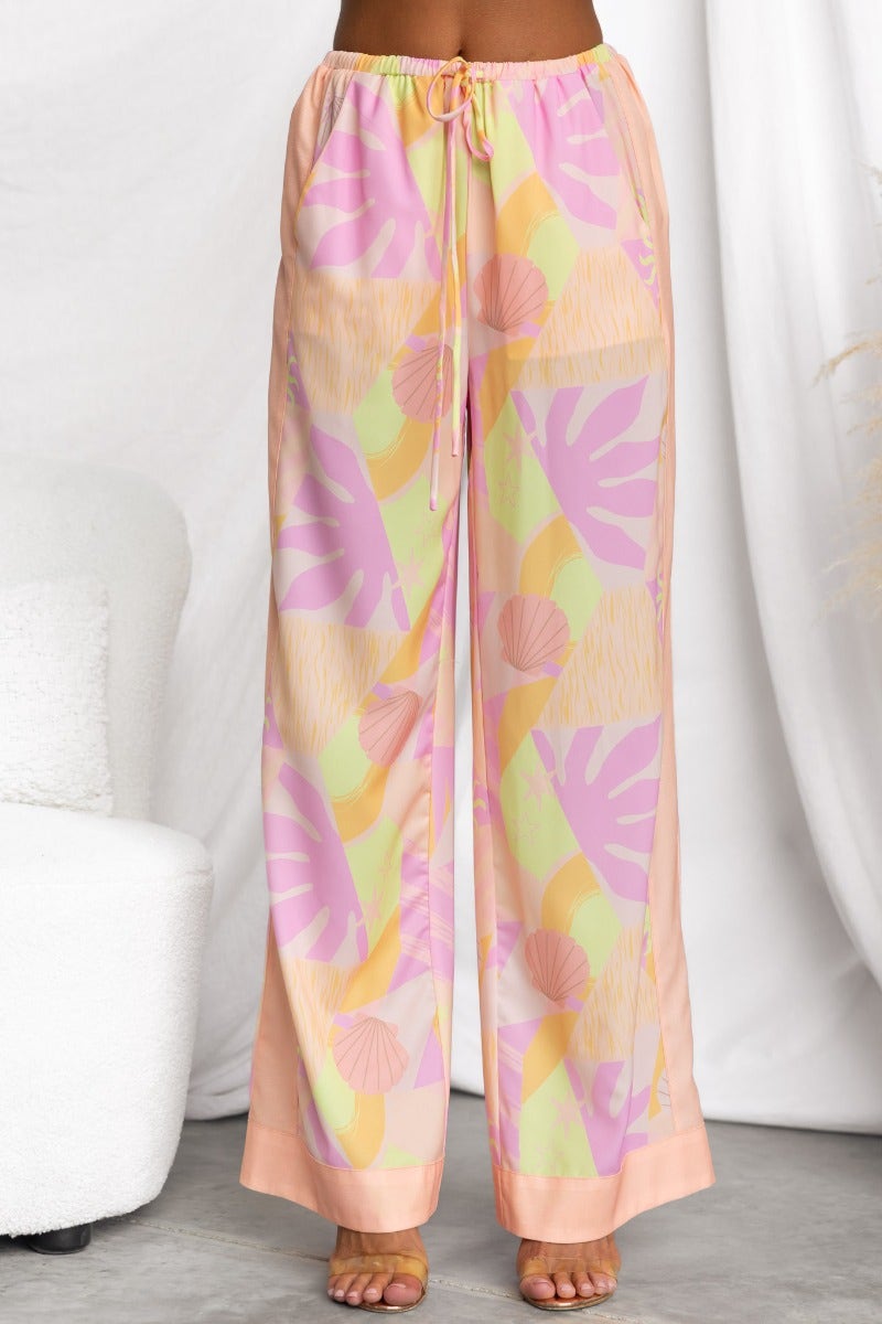 Colorful Ibiza pants with abstract print, mid-high waist, elastic drawstring, and pockets for a relaxed fit.
