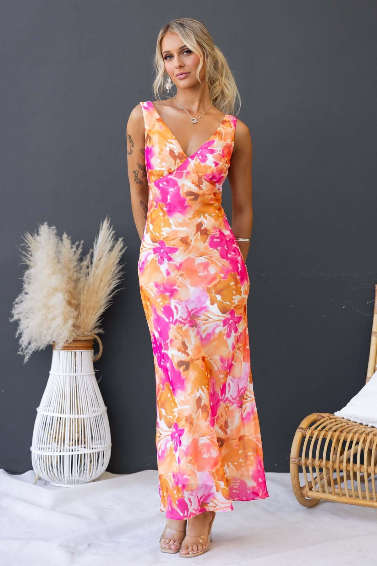 Qilax Maxi Dress with V-neckline in vibrant floral print, perfect for summer outings.