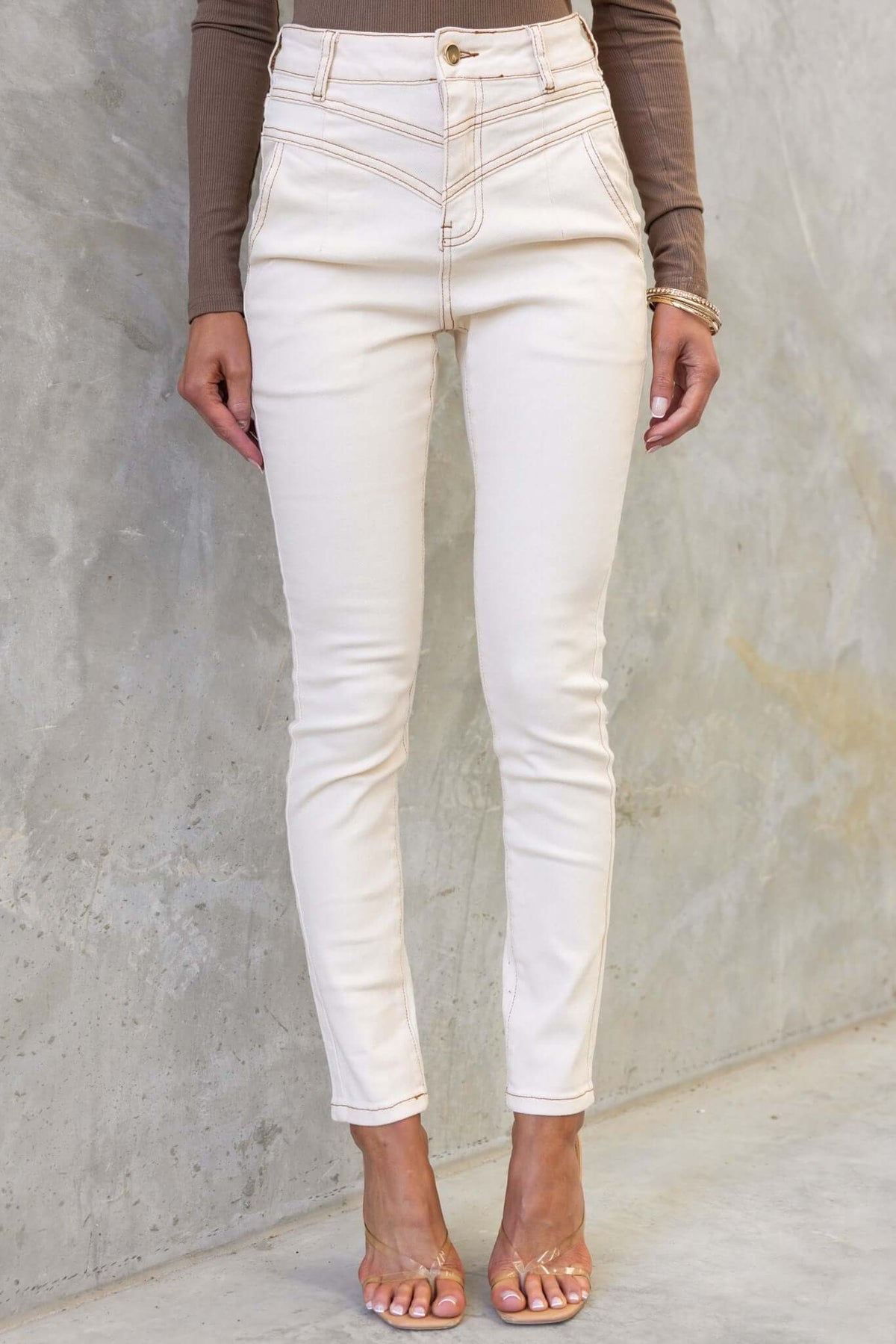 Caprice Jeans in light cream color, mid-high waist, showcasing a skinny fit and stylish design.