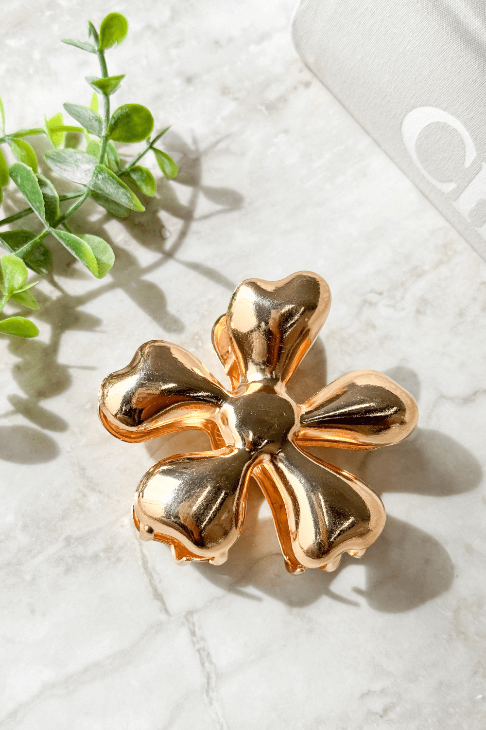 Daisy Claw Clip with metallic finish, 7.5cm length, perfect for stylish hair accessories.