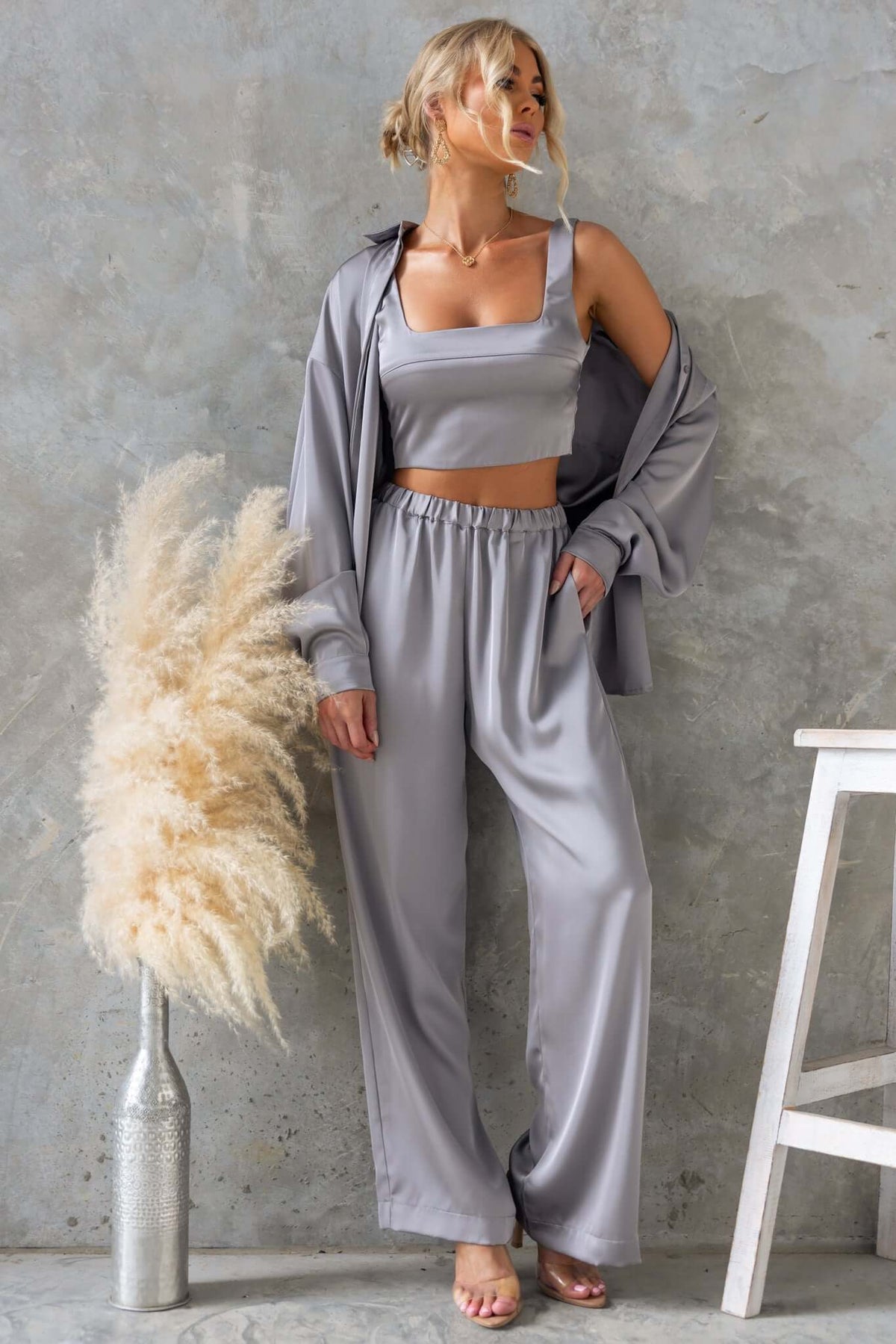 Model wearing Kortez Pants in satin material with mid-high waist and elastic waistband, styled with a matching top.