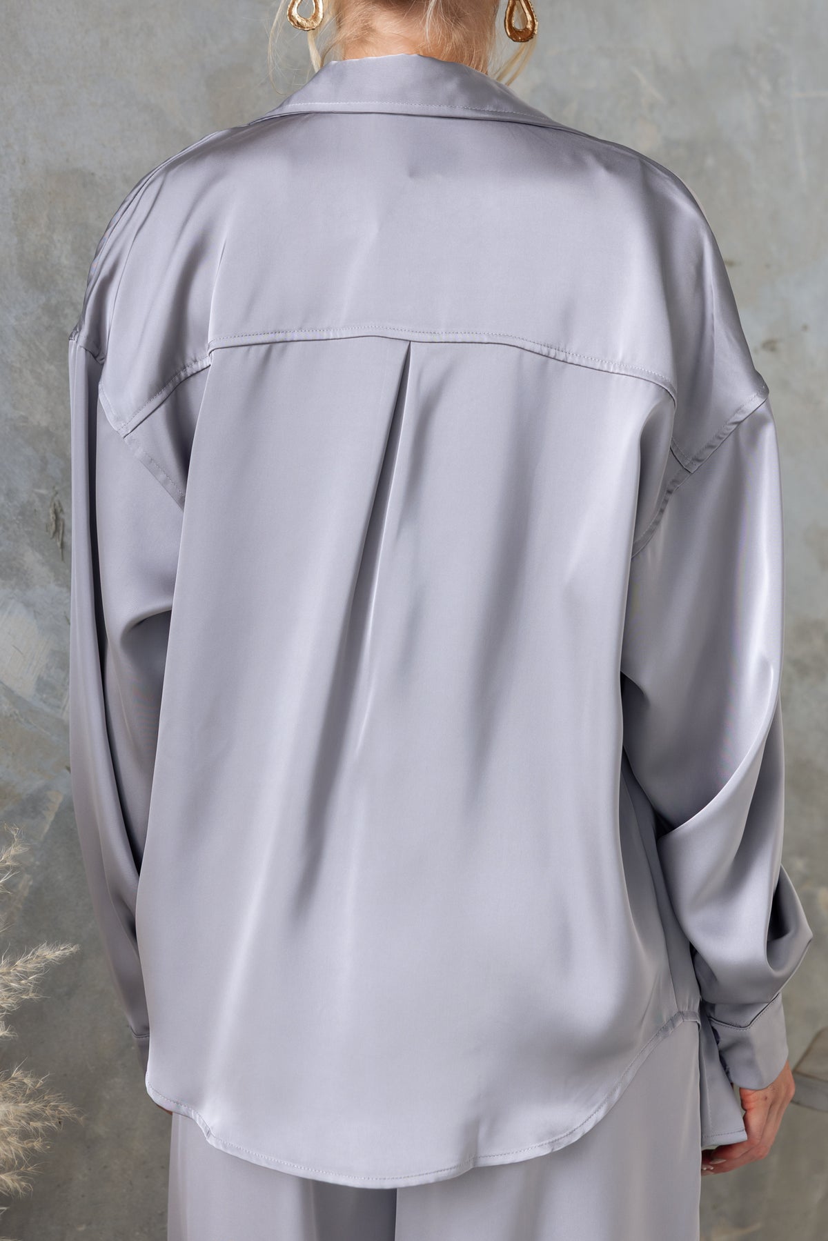 Back view of Kortez Shirt in satin material, featuring a collar and relaxed fit, perfect for stylish layering.