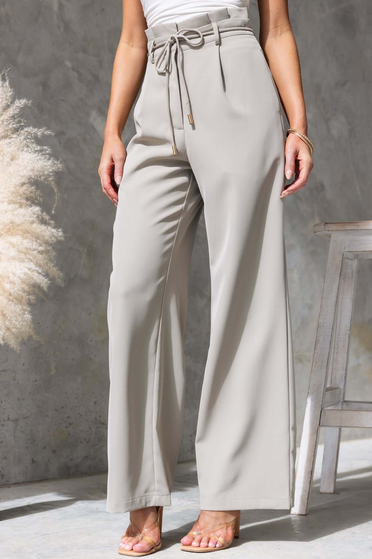 Lesky Paperbag waist pants in light grey, featuring removable fabric tie, mid-high waist, and pockets.