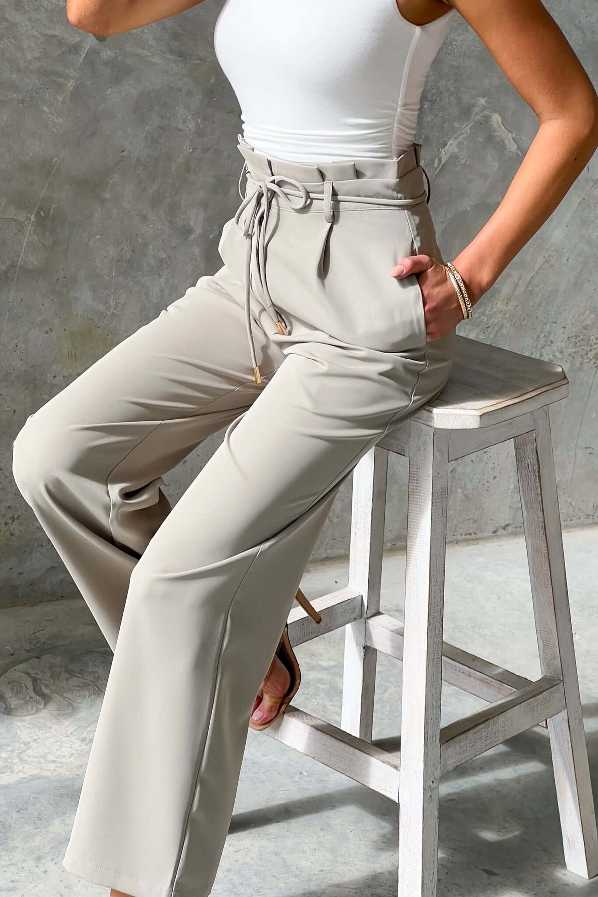 Stylish Lesky Pants with paperbag waist, pocket details, and removable tie, perfect for a chic outfit.