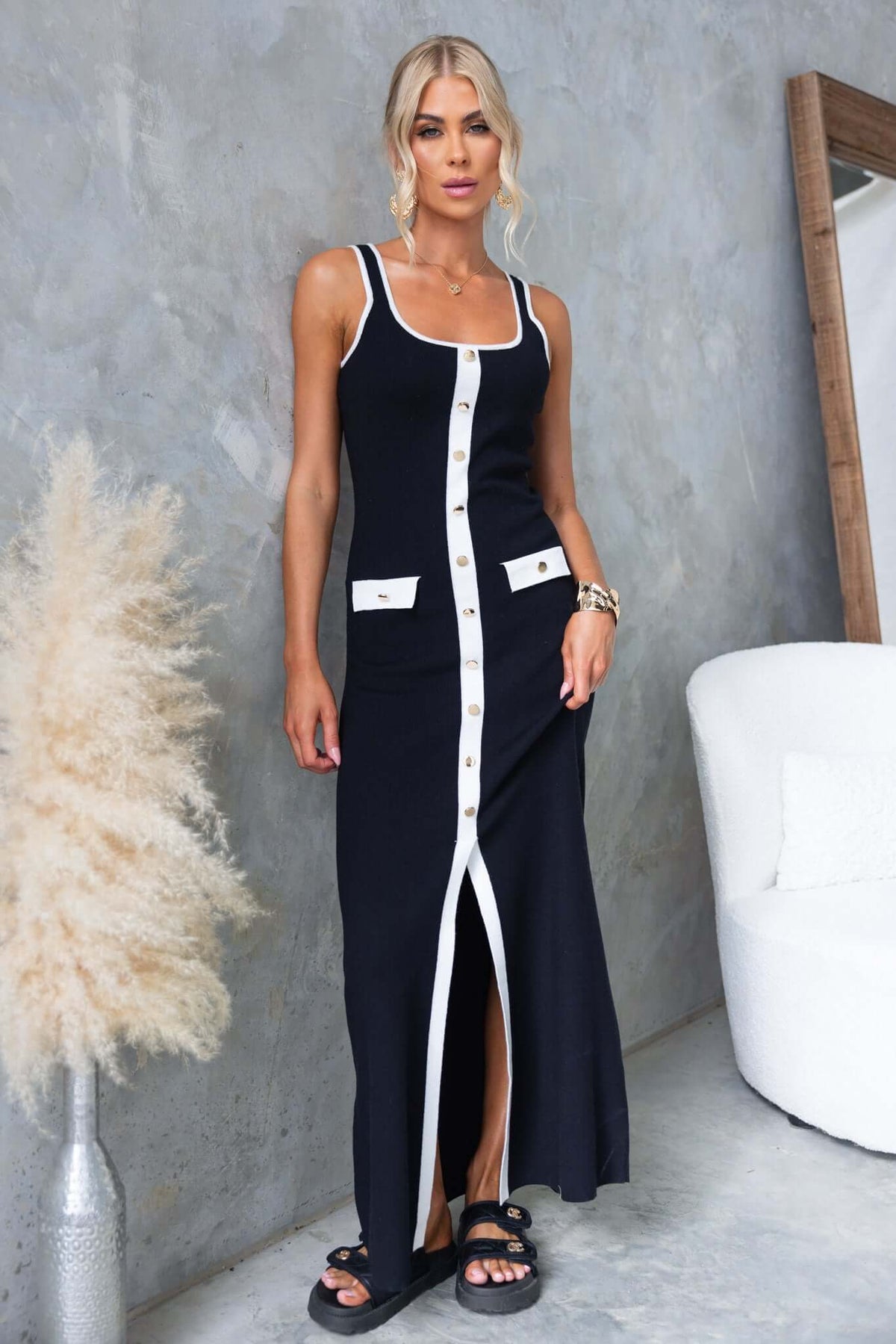 Qulver Maxi Dress in black with faux buttons, pockets, and front split, featuring ribbed knit material and a standard fit.