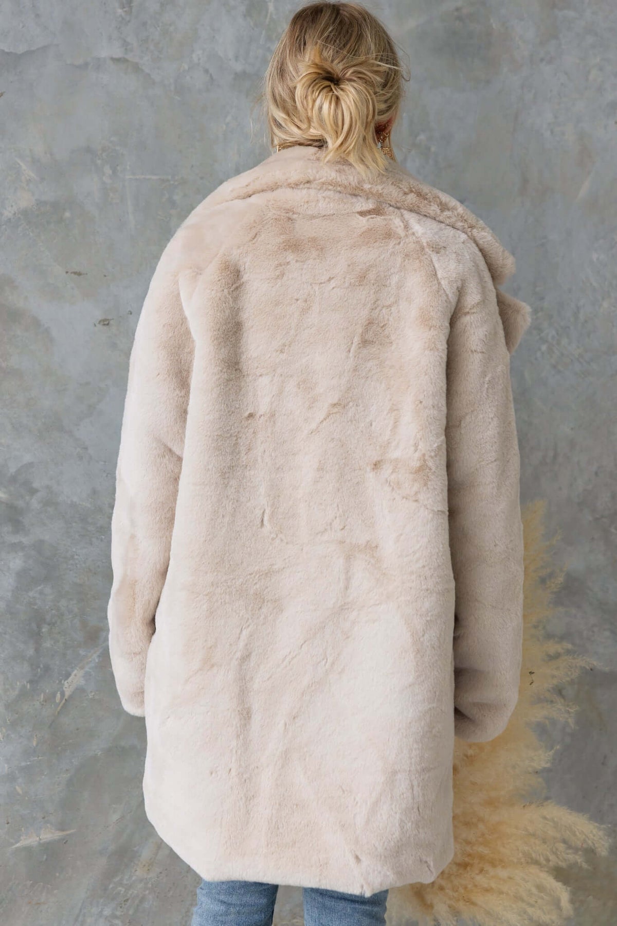 Back view of Runey Coat in fluffy beige material with collar and lapel, perfect for a stylish oversized fit.
