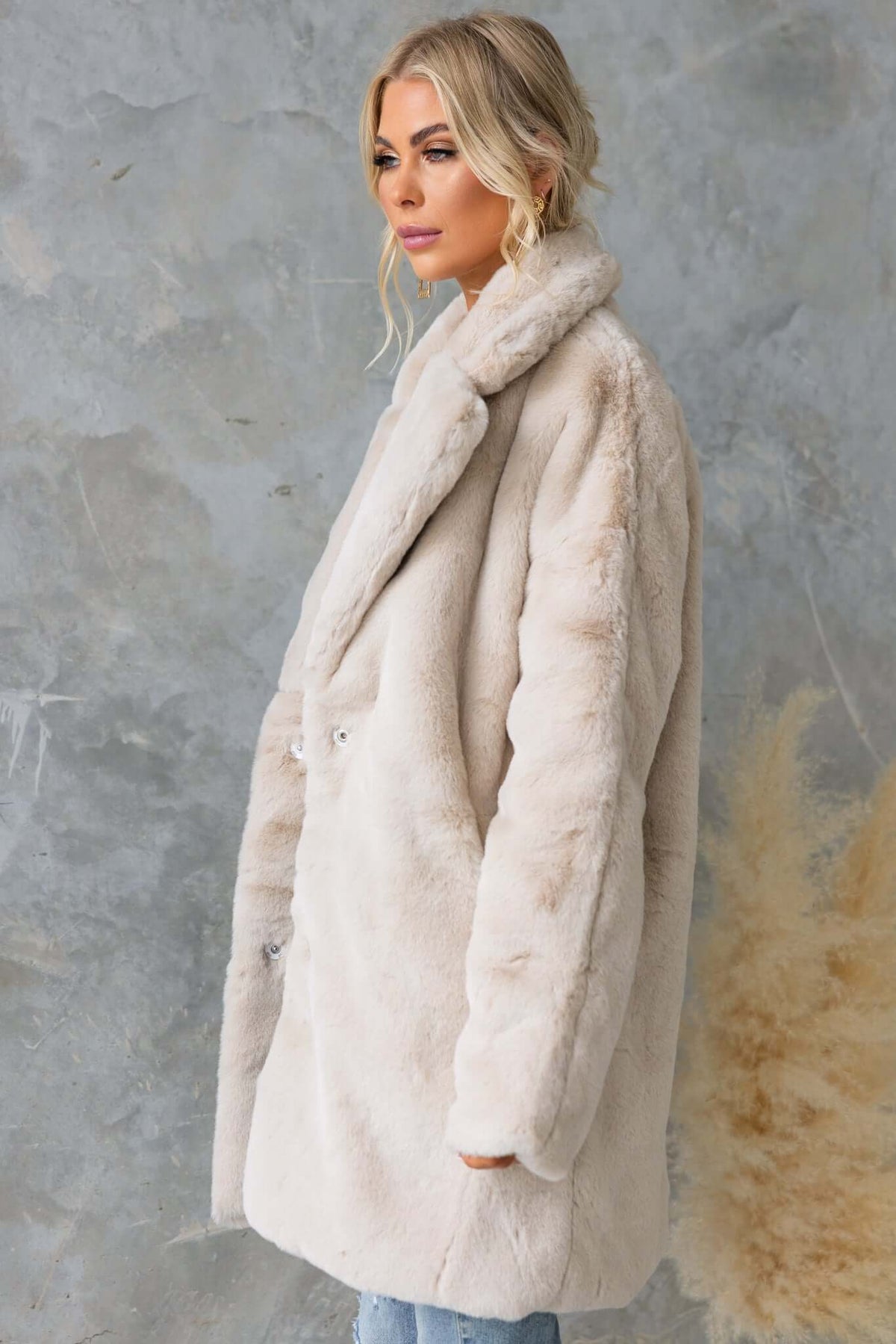 Runey Coat in fluffy material, featuring a collar, lapel, front buttons, and pockets, perfect for an oversized fit.