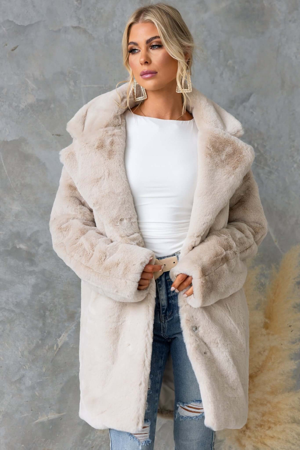 Stylish Runey Coat featuring a fluffy material, collar, buttons, and pockets, perfect for a trendy oversized look.