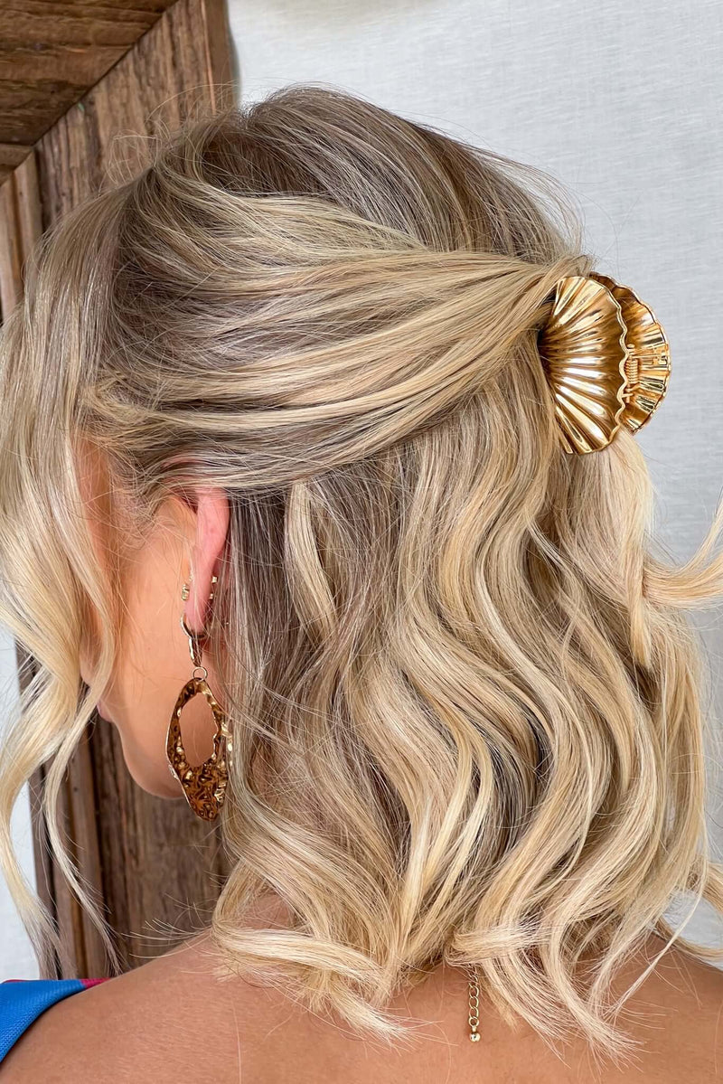 Shore claw clip with metallic finish showcased in a hairstyle, measuring 6cm, enhancing casual elegance.
